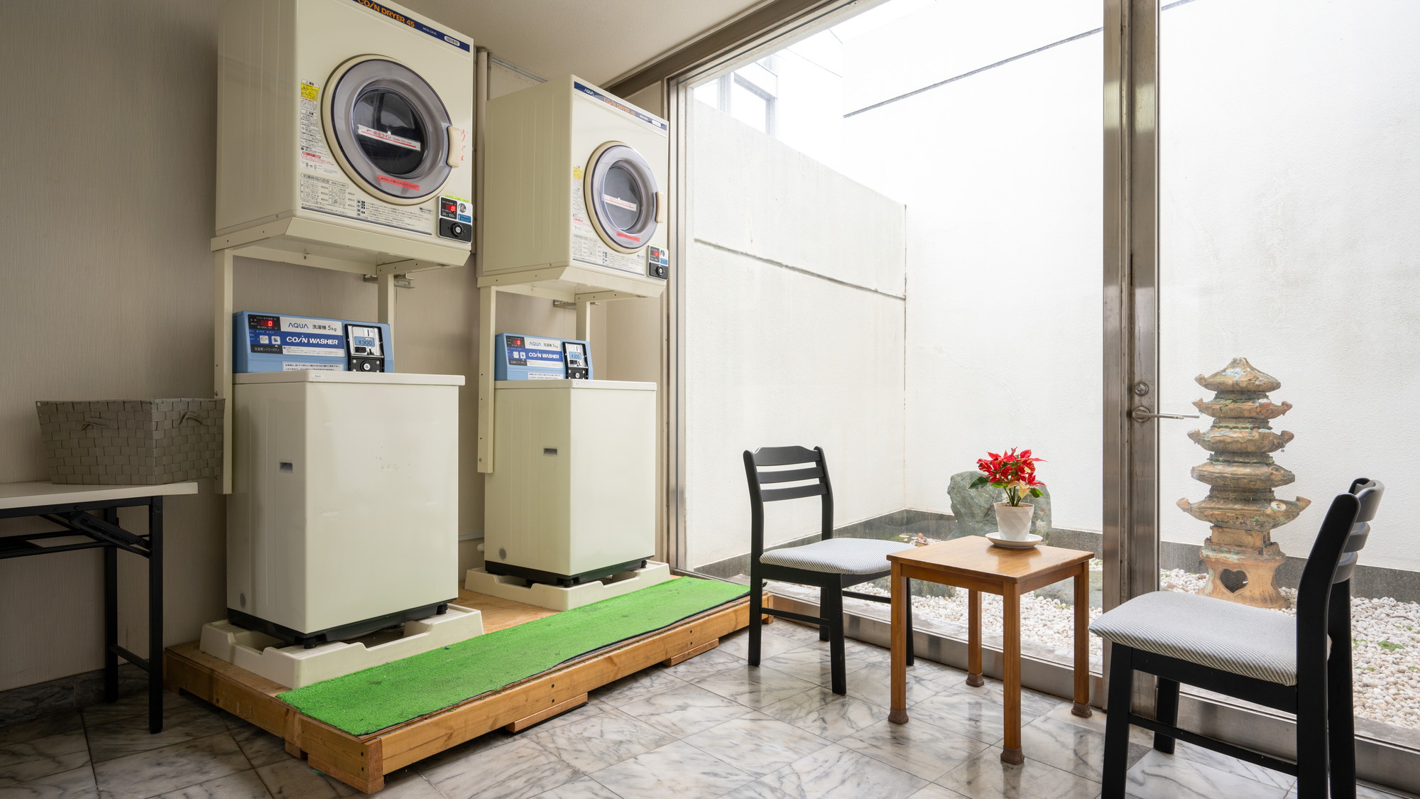 コインランドリー  24時間営業　長期ご滞在のお客様にも、館外に行かずにお洗濯いただけます。