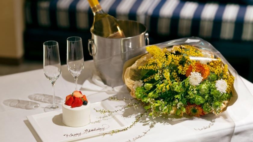 【アニバーサリー】プロポーズ・誕生日・記念日に最適｜ケーキ・花束・クラブラウンジ付き（朝食付き）