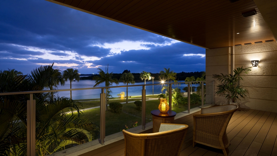 *【オーシャンガーデンスイート 2F（120-165平米）】テラス・夜（一例）　