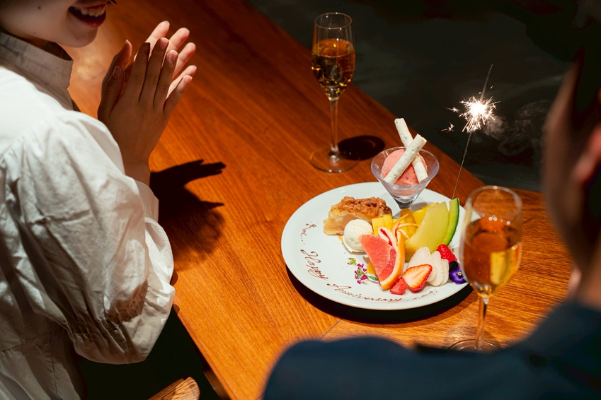 【アニバーサリープラン】【ラウンジアクセス付き】インルームダイニング＆ケーキ付き