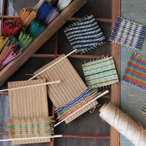 い草手織りコースター作りも体験できます。