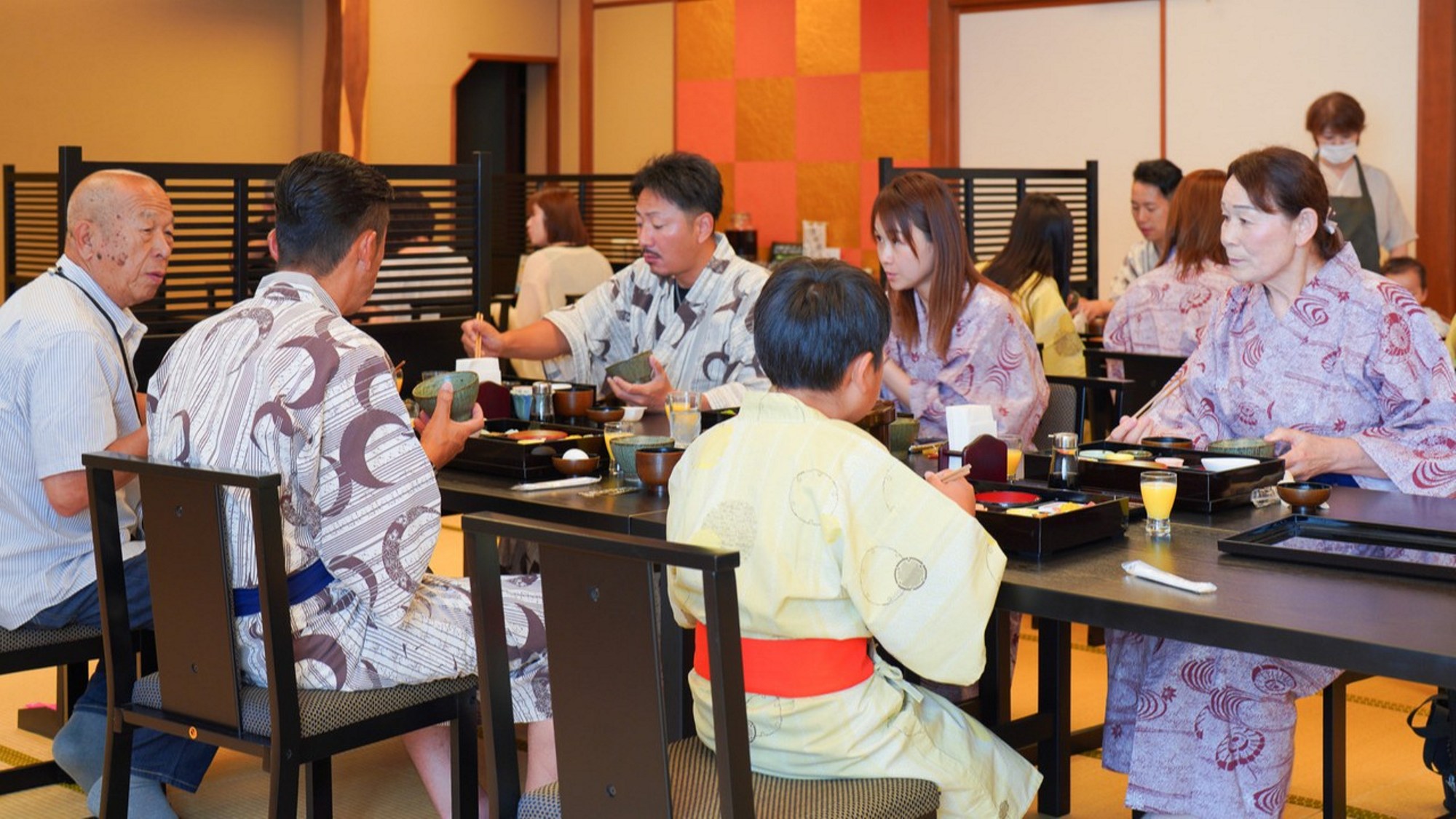 お食事はご家族一緒に大広間で