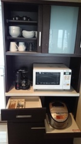全室、冷蔵庫・炊飯器・電子レンジ・電気ポット・鍋・食器類あります。