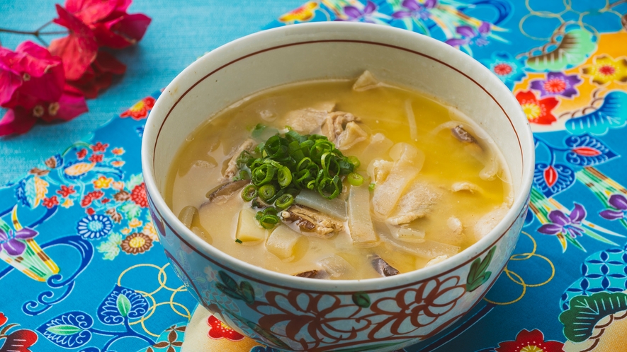 【朝食】イナムドゥチ。沖縄県民が慣れ親しむ郷土料理で、甘めの味噌を使用した具沢山の味噌汁です