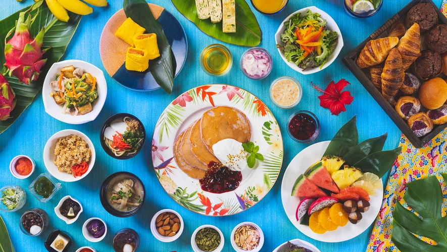 【朝食】地元食材を活かした60種類以上の豊富なメニューを取り揃えております。