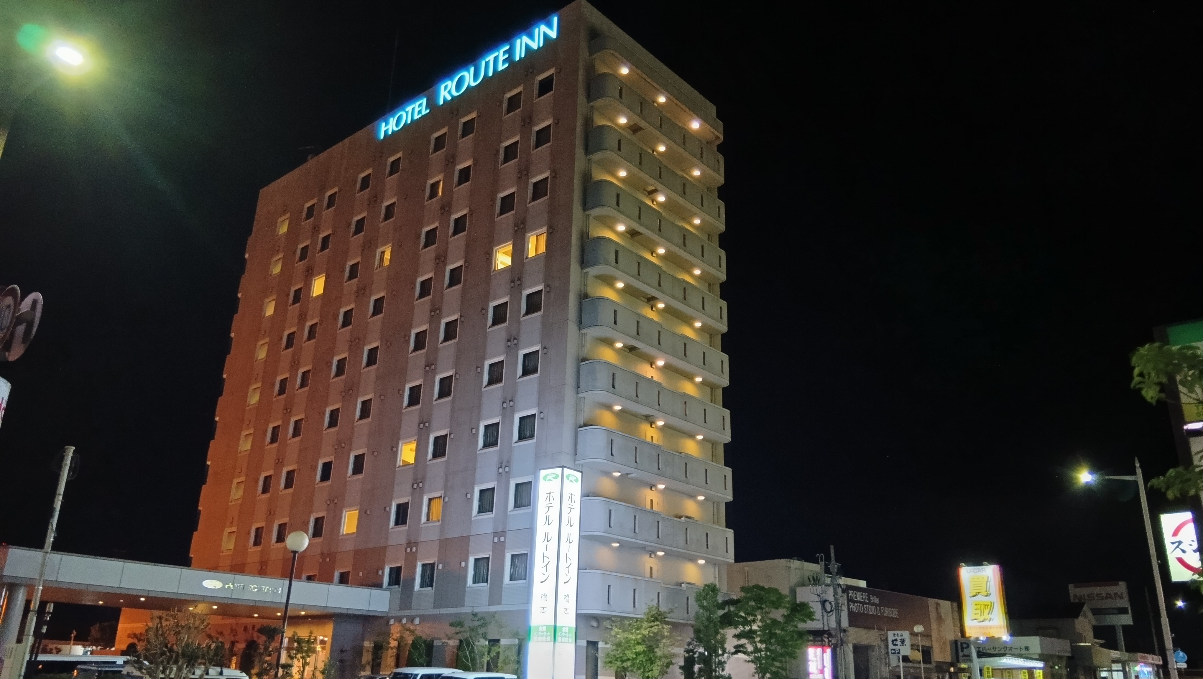 ホテル外観（夜間）