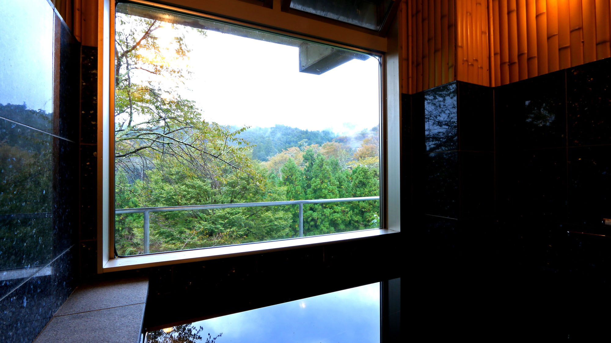 グリーンシーズンの眺望風呂。吉野の山が見渡せられます♪