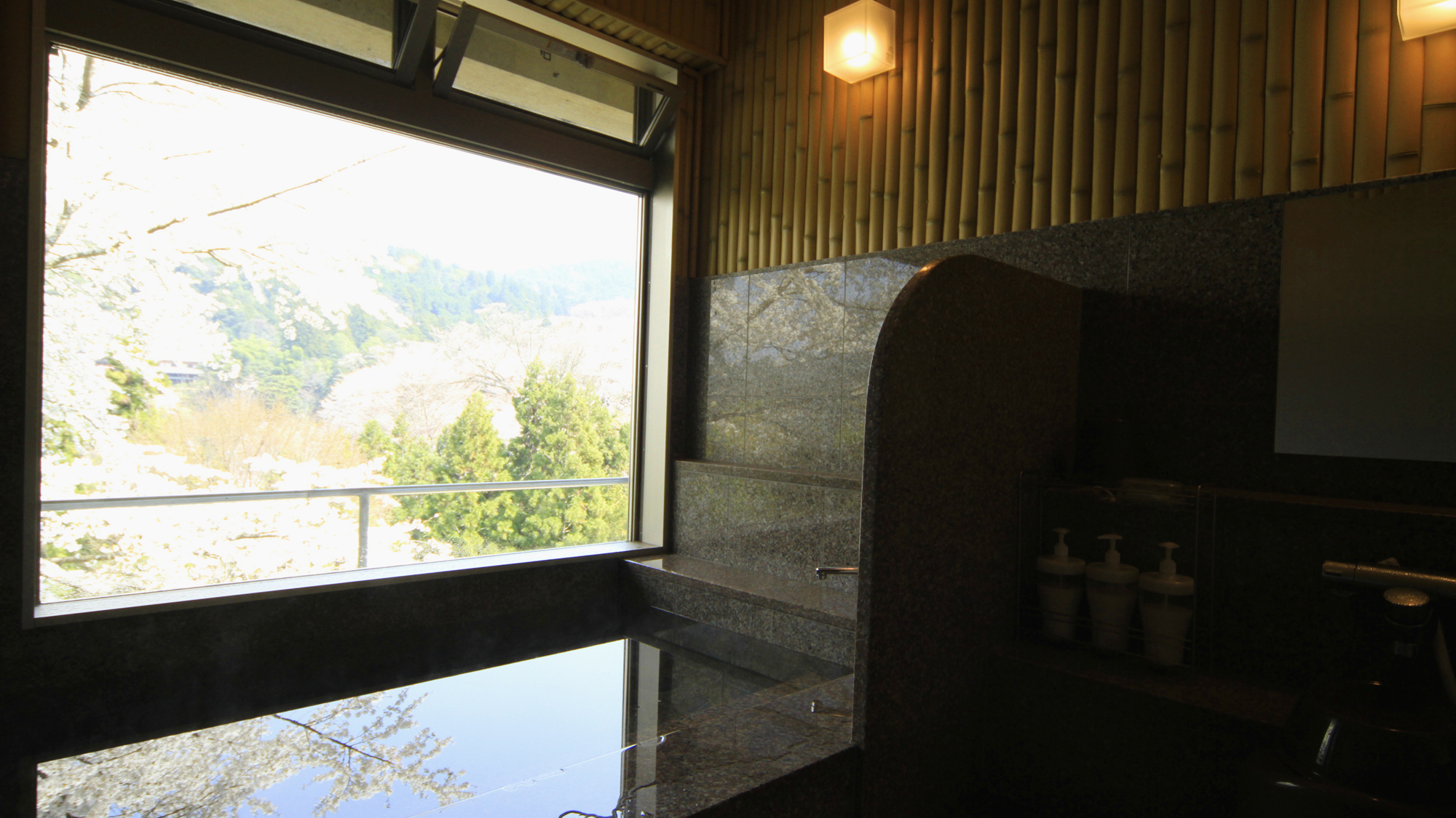 桜時期の眺望風呂。吉野の山が見渡せられます