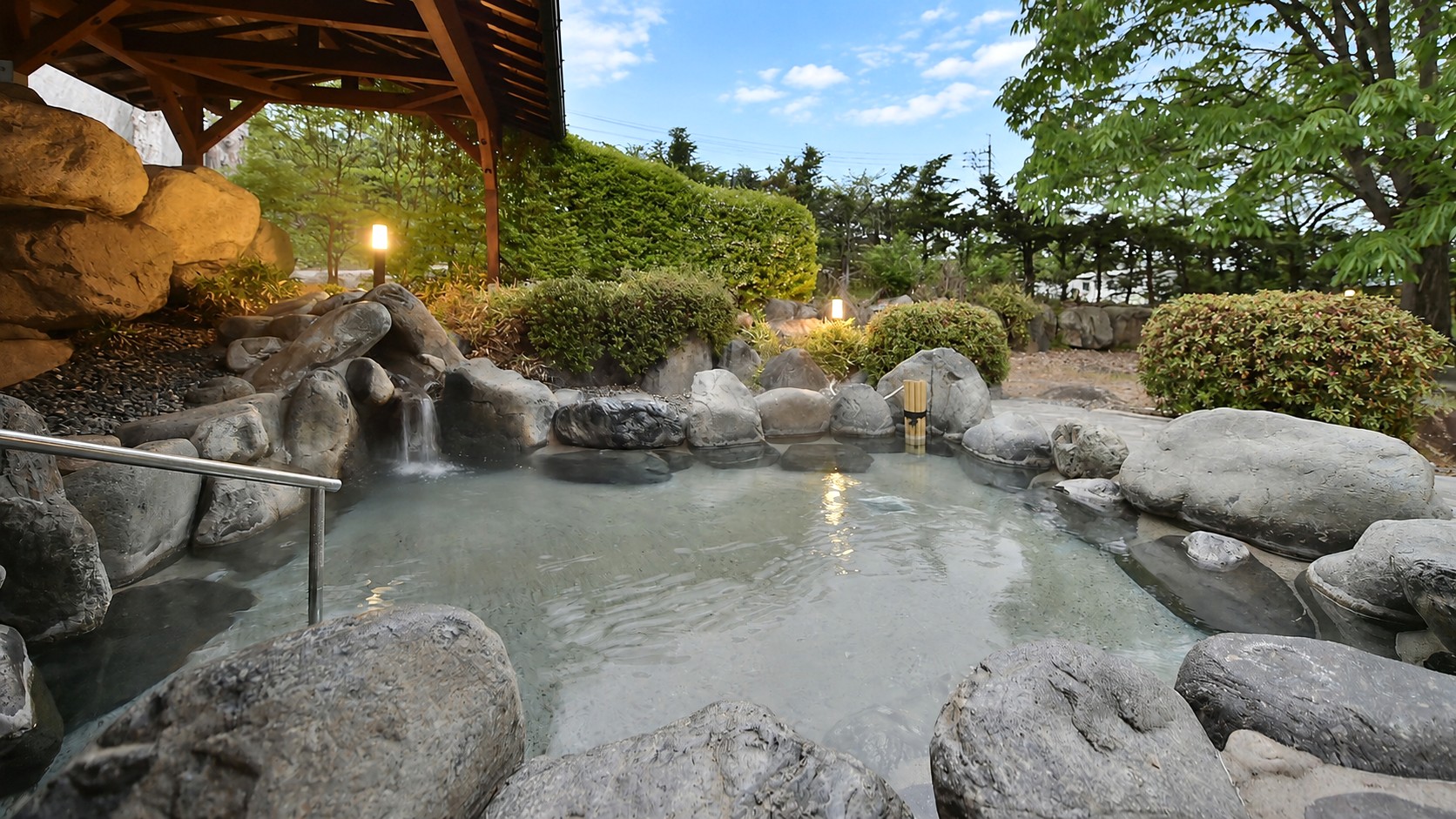 日帰り温泉 露天風呂／男湯／休業日はご宿泊者もご利用いただけません（不定休）