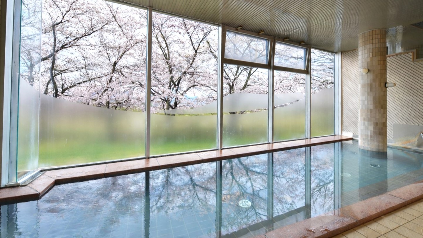 ご宿泊者専用温泉 内湯 ふれあいの湯／四季の景色をご覧いただけます（写真は春）