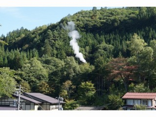 中尾高原に立ち上る源泉井戸