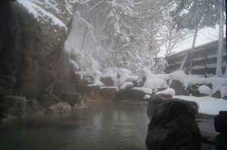 男性　露天風呂　雪景色