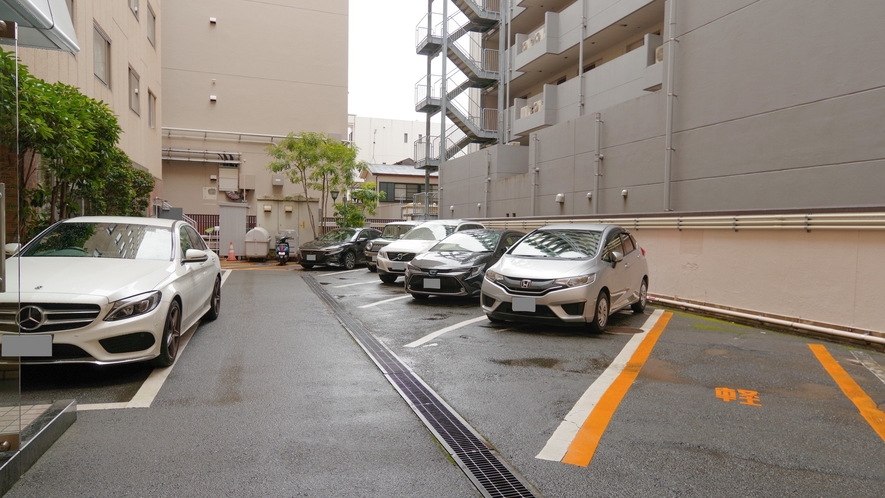 ホテル敷地内駐車場は当日の先着順でございます◆１泊 ¥800（15：00～翌10：00）