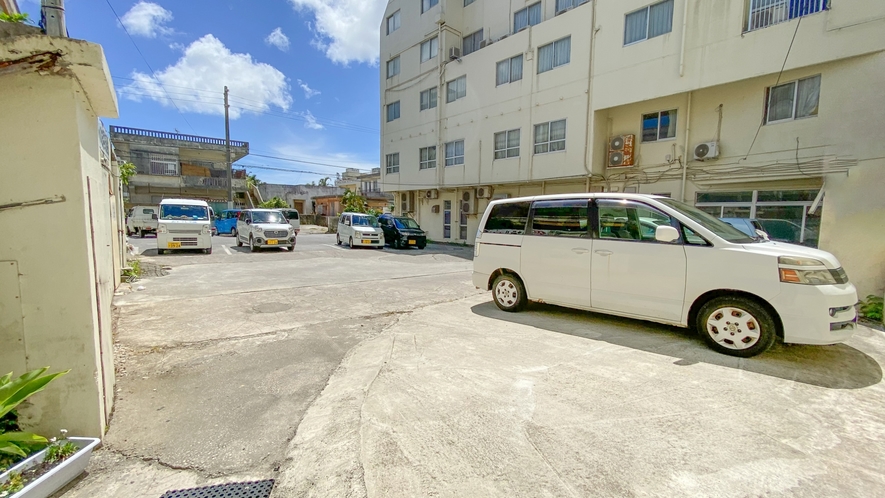 駐車場は西里通りの裏手にあります♪