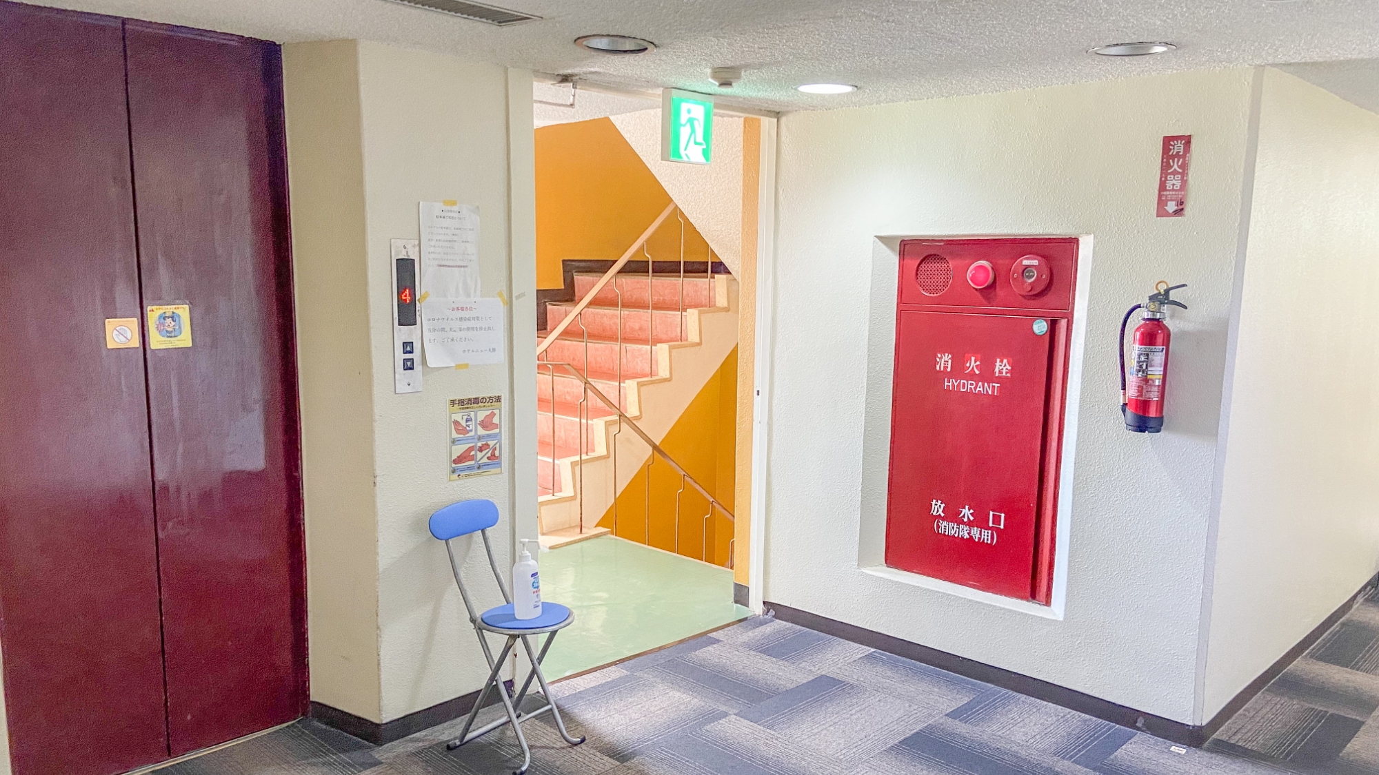 エレベーター横には非常階段もあります