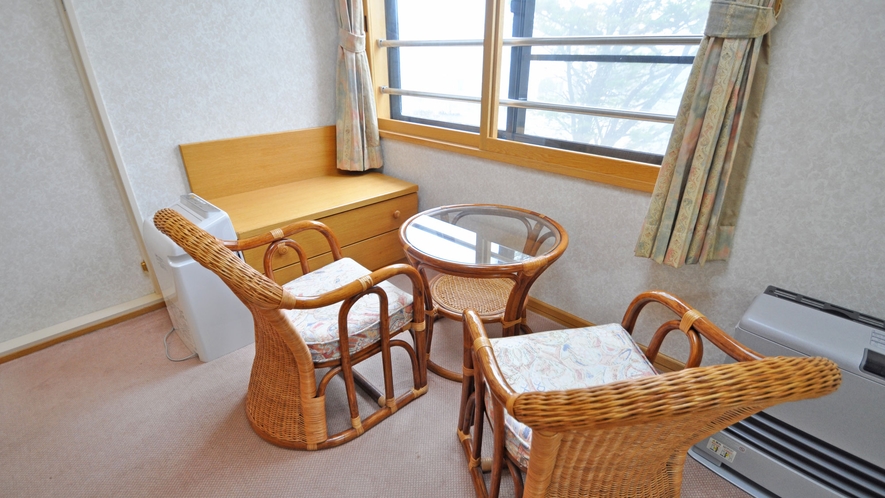 【客室：特別室（ツイン＋和室8畳）】椅子とテーブル
