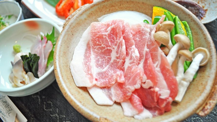 【ご夕食一例】ホエイ豚はやわらかな肉質とあっさりした脂の甘さが特徴です