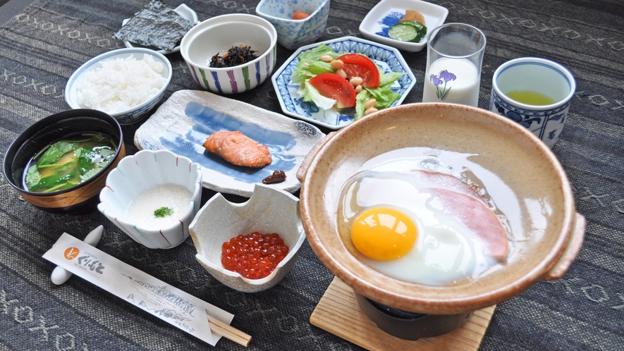 【ご朝食の一例】お米は北海道産のゆめぴりか、ハムエッグはお好みの焼き加減でお召し上がりください。