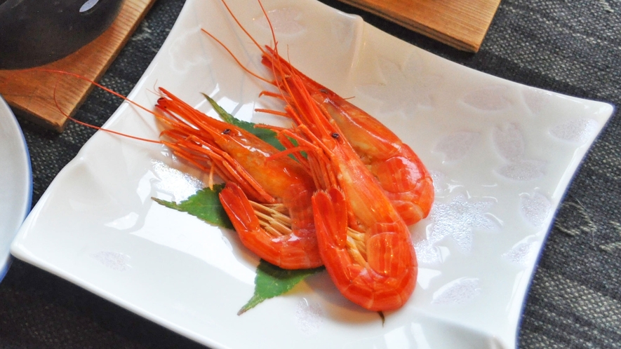 【ご夕食の一例】北海シマエビは濃厚な甘さ、海老味噌が絶品です。（8月～12月末：北海シマエビ）