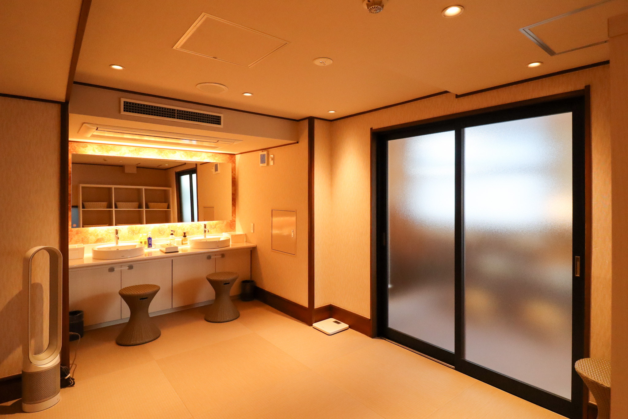 脱衣場② - 103