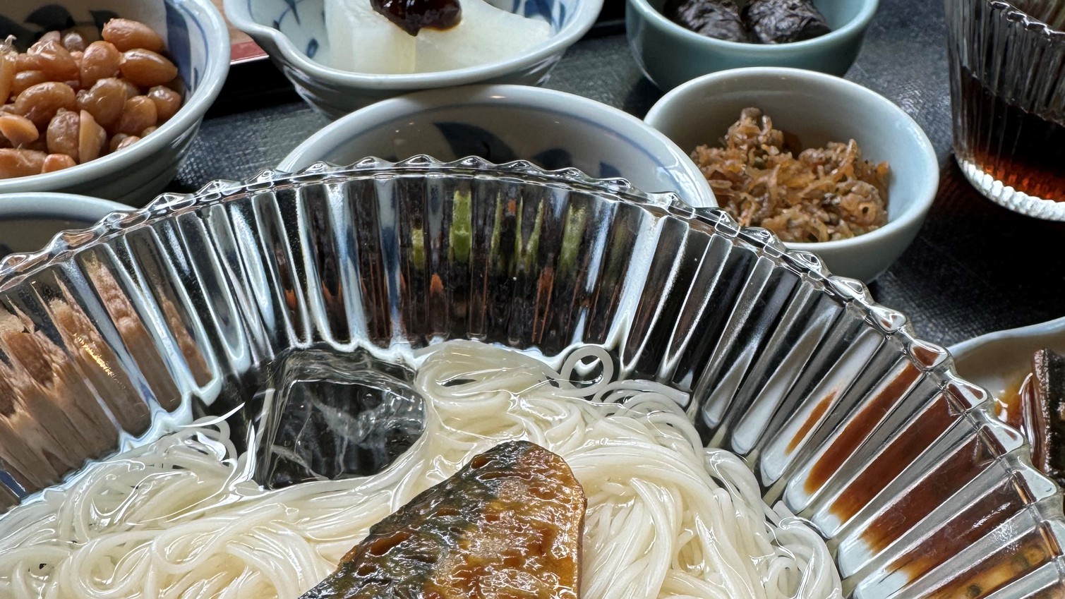 【日帰り昼食×温泉】＜夏季限定：ひんやりサバの味噌煮そうめん＞特製ブレンド味噌で仕立て。