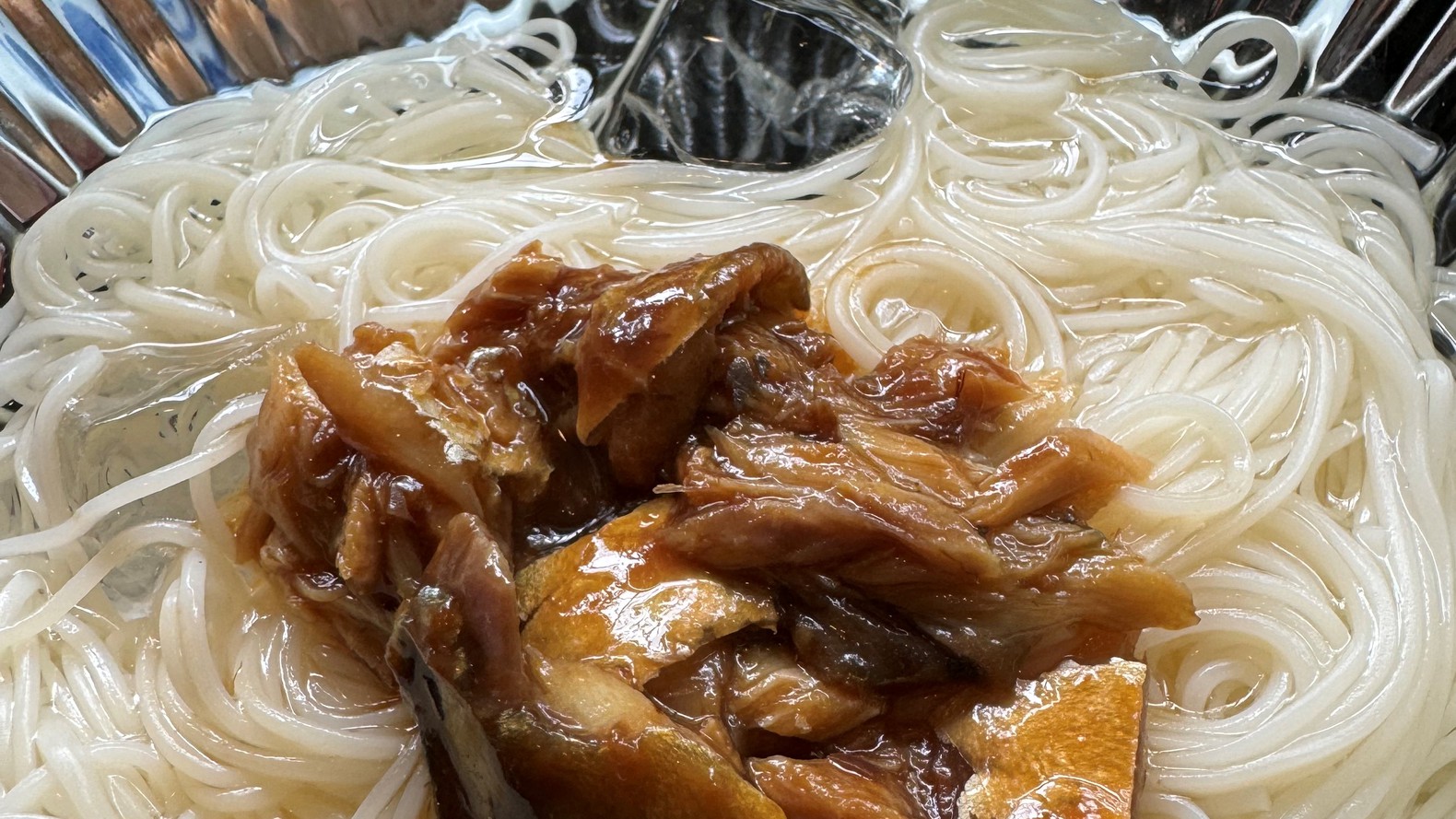 【日帰り昼食×温泉】＜夏季限定：ひんやりサバの味噌煮そうめん＞特製ブレンド味噌で仕立て。