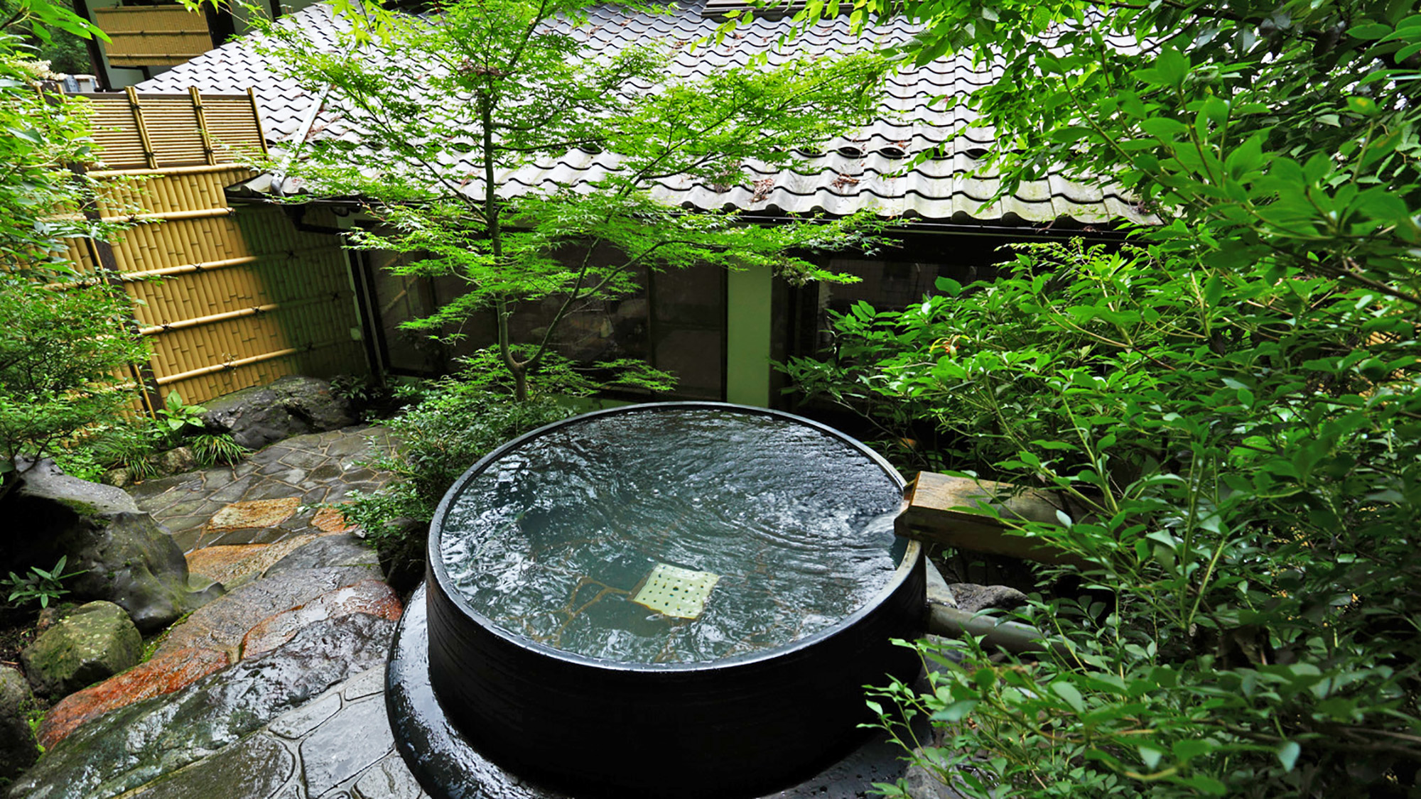 *【露天風呂】緑が美しい新緑の五右衛門露天風呂。森林浴気分でゆったりと癒されるひととき…。