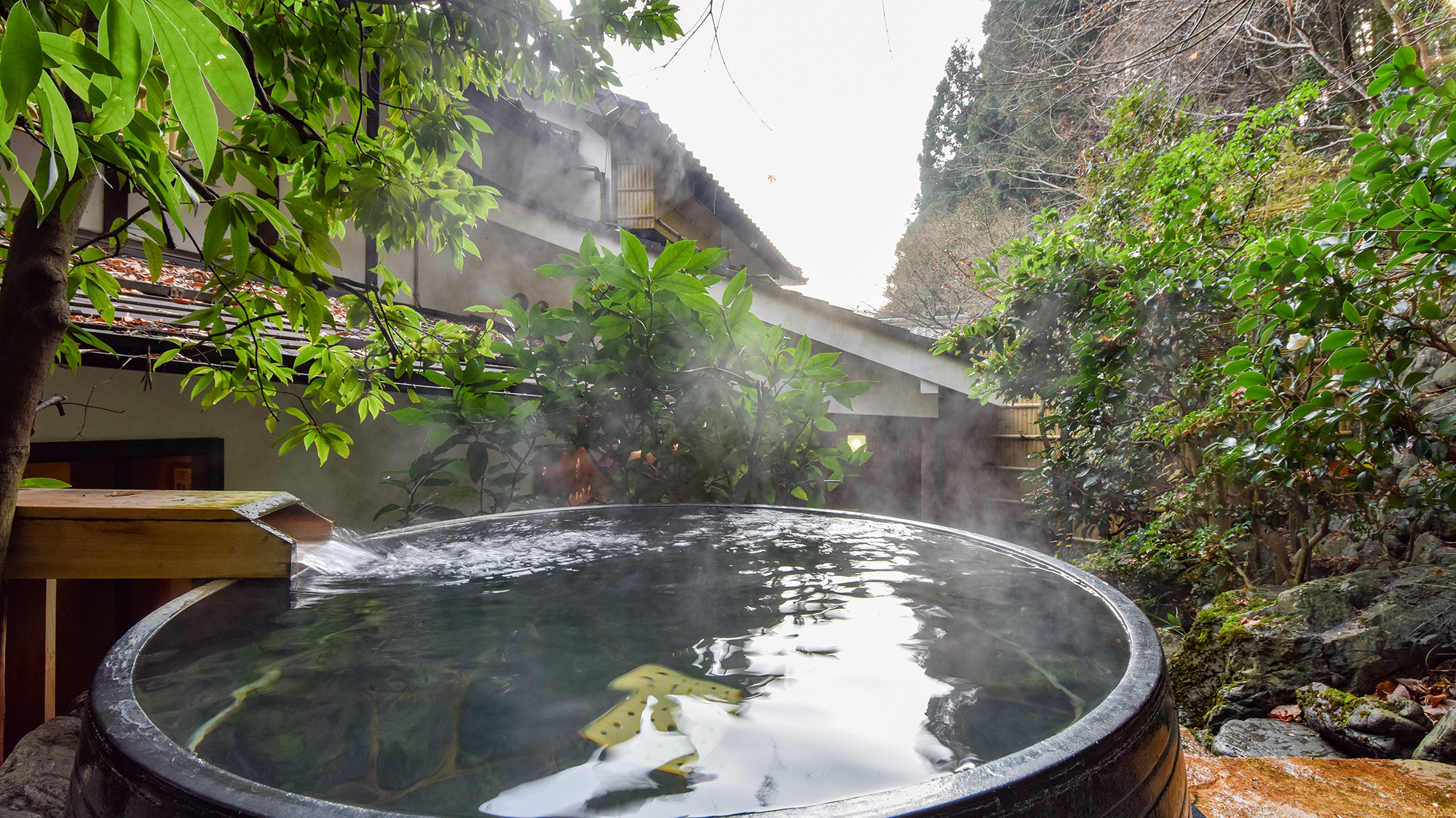 *【露天風呂】小さなお庭の中に湧き出る天然温泉にほっこり