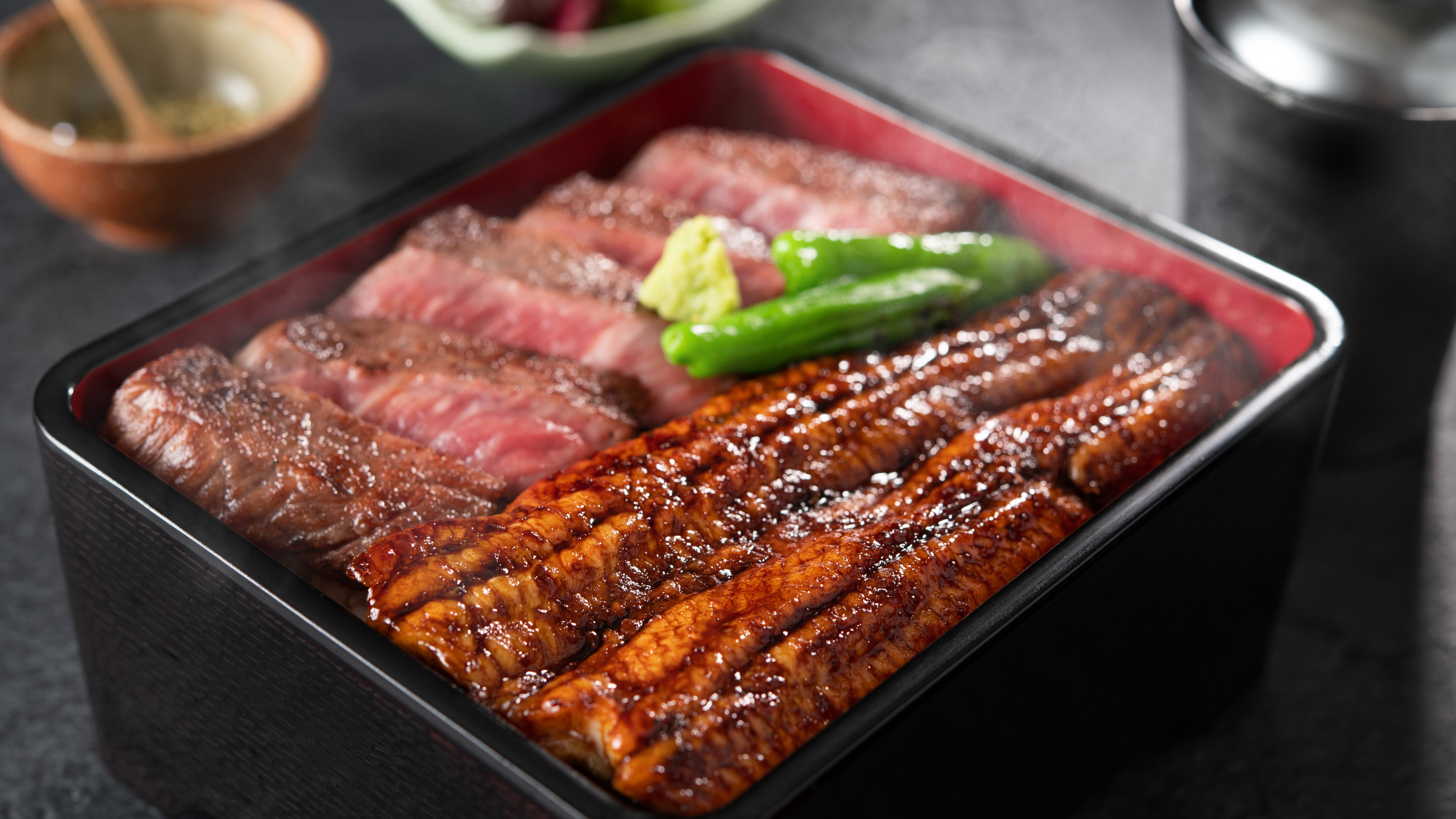 【日本料理みなと】大隅産うなぎと黒牛ロースステーキ重