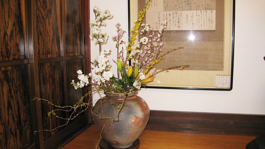*【館内】お部屋にも生け花が飾られ、自然を感じられます。