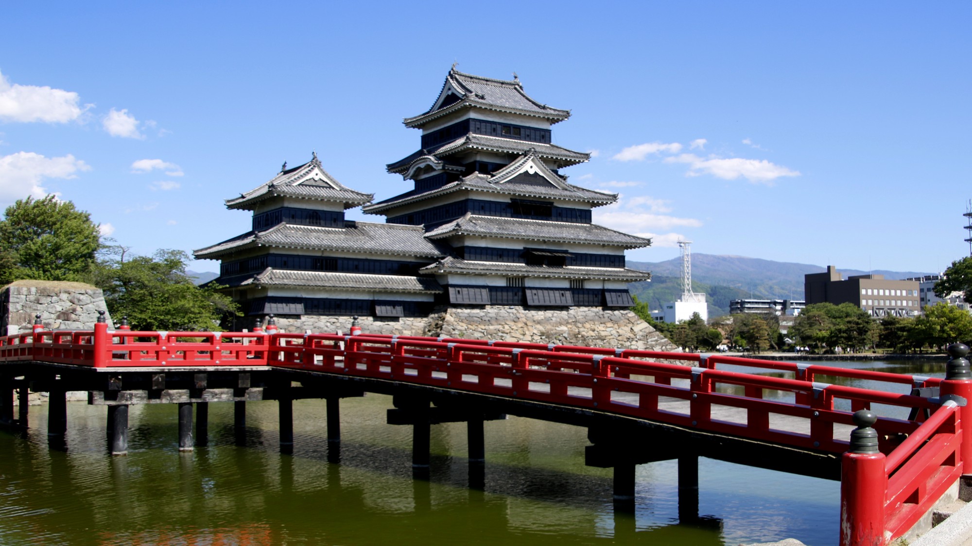 松本城や山岳景勝地「上高地」や安曇野など、信州の観光やビジネスの拠点に最適