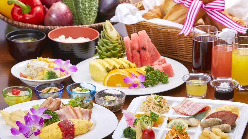 【ご朝食ビュッフェイメージ】 シェフこだわりの和洋食と沖縄料理が多彩に並ぶ。／ビュッフェレストラン　