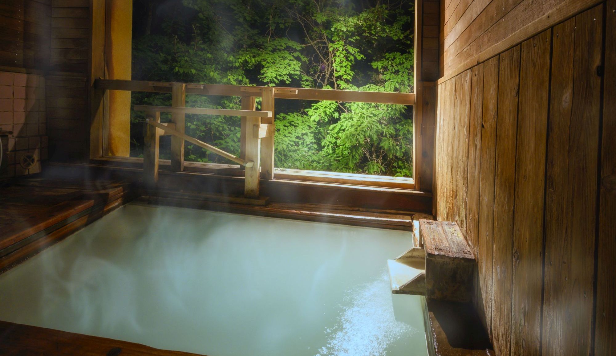 【蔵王温泉源泉掛け流し・かもしか遊びの湯（内湯）】～昔ながらの温泉情緒あふれる木製の浴槽が特徴