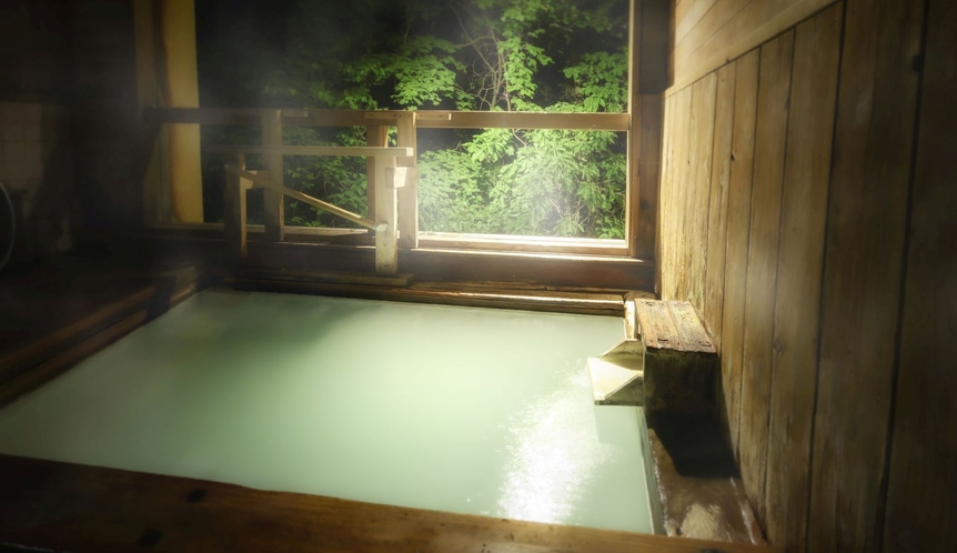 【かもしか遊びの湯】露天風呂も併設された森を眺める温泉浴場。