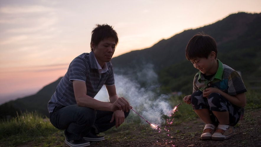 ホテル前の高原「スカイパーク」で親子で花火を楽しんで、夏の思い出作りを！