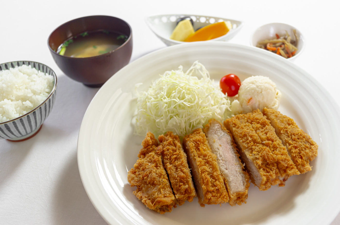 夕食メニュー１　ロースカツ定食