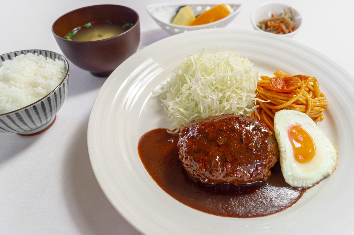 夕食メニュー２　ハンバーグ定食