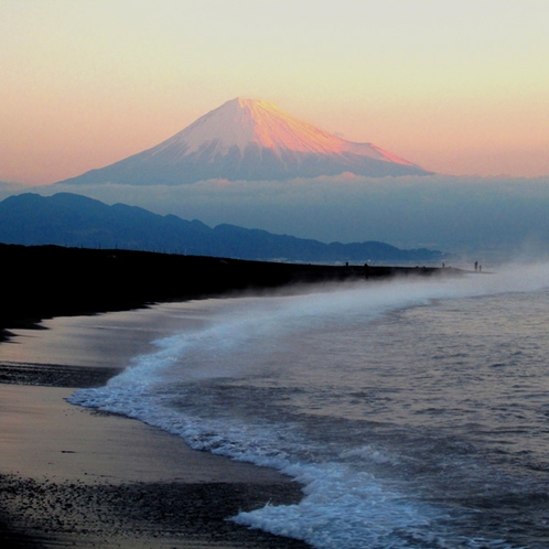 三保海岸から眺める朝焼け富士山をご覧ください