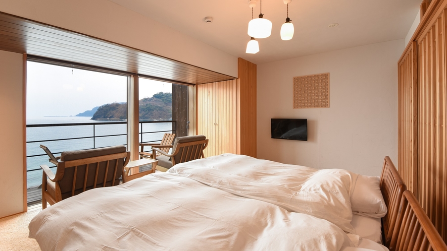 *【ツイン一例】ベッドタイプの洋室。横になりながら目の前に海が広がる贅沢。