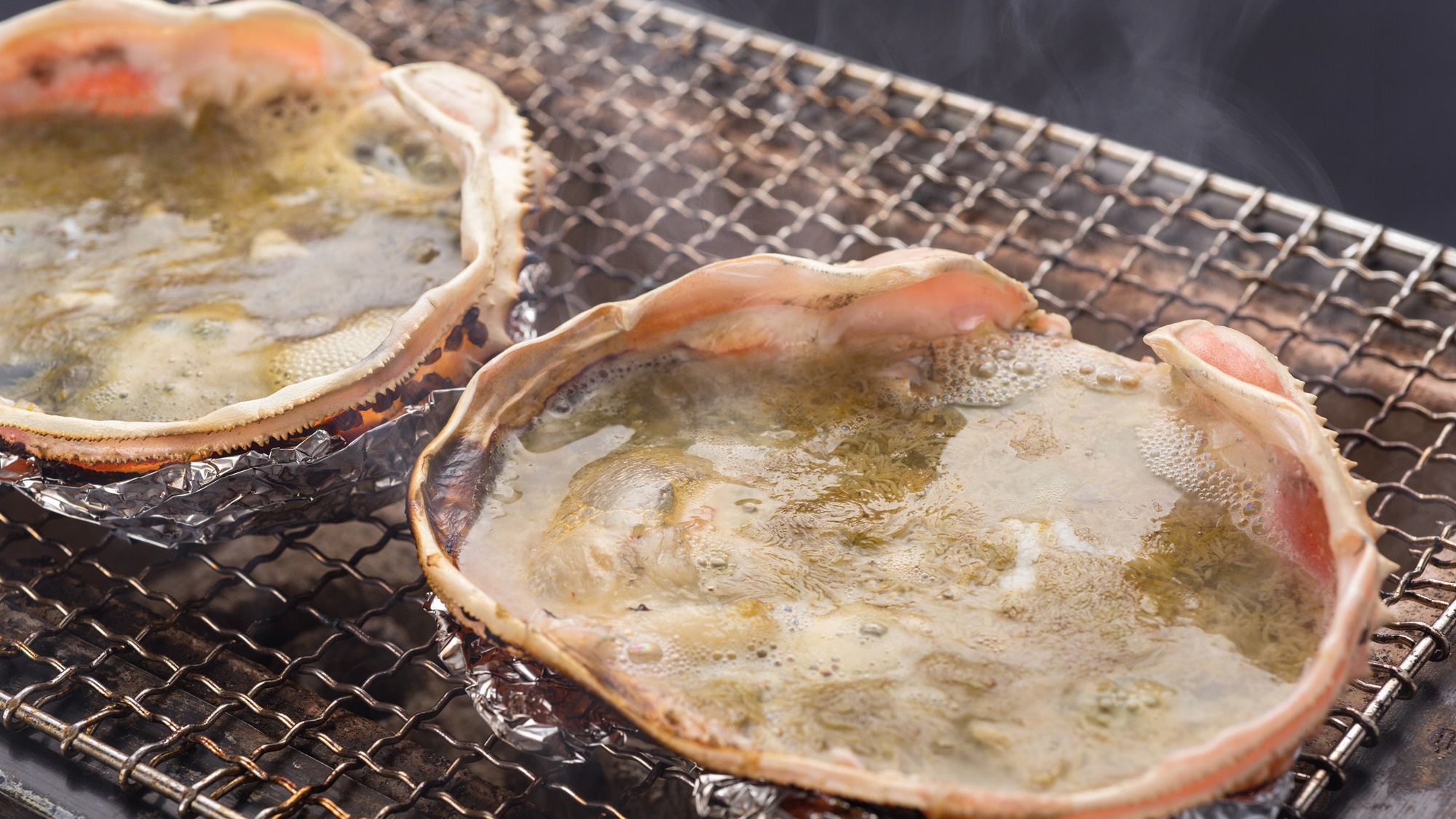 *【蟹コース一例】かに味噌の焼ける香ばしい匂いが食欲をそそる。