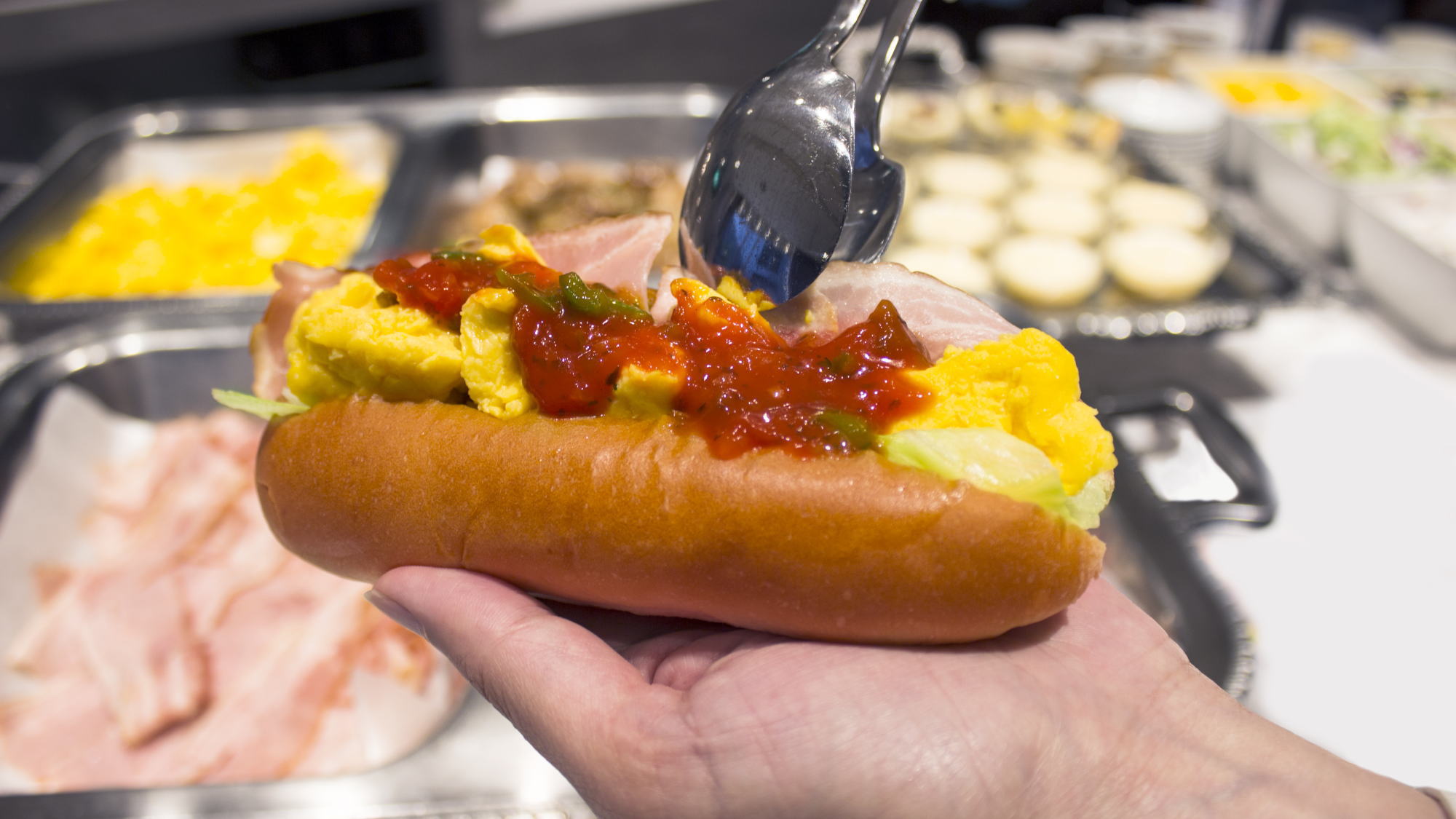 ■カスタマイズできるホットドッグ：レストランPATIOにてあなただけの『朝ごぱん』体験をお楽しみくだ