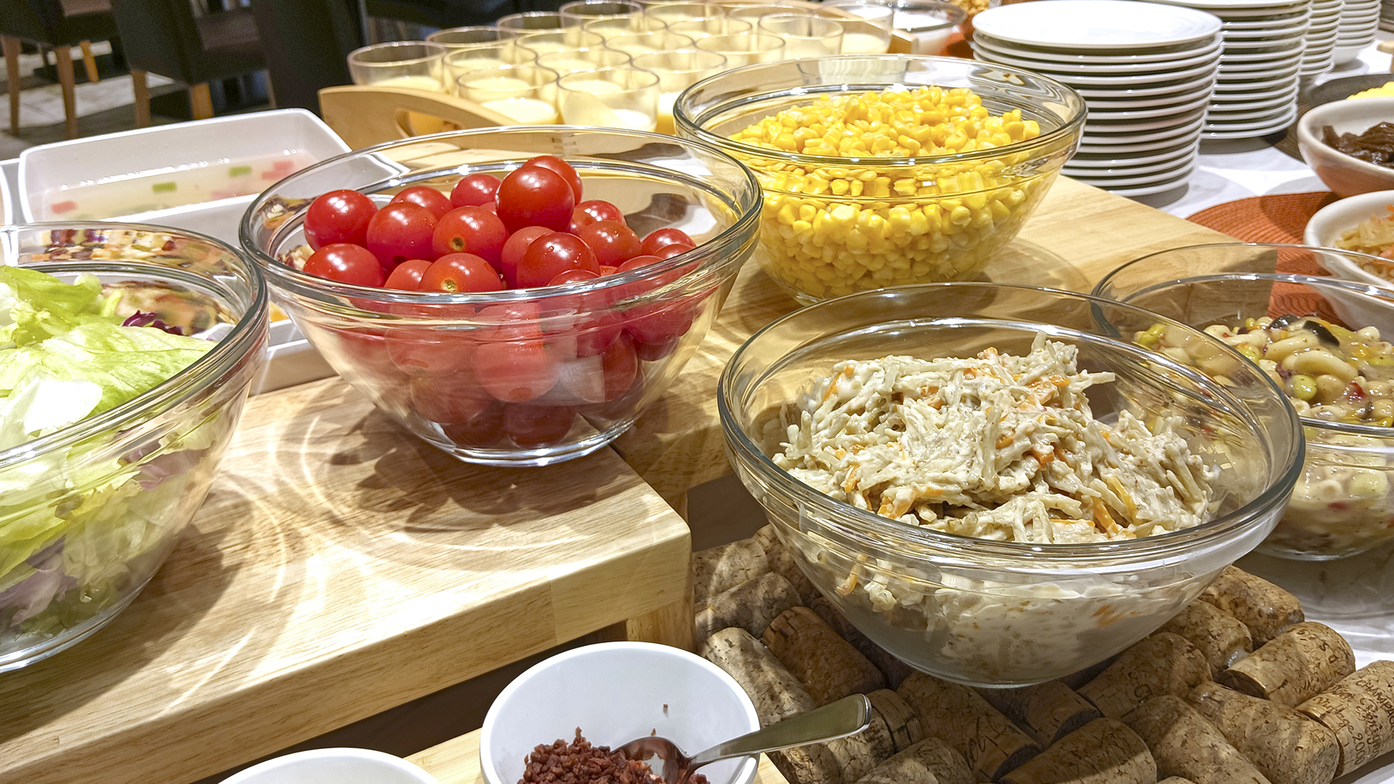 ■サラダコーナー：胡麻、青じそ、などのドレッシングもご用意いたしております。