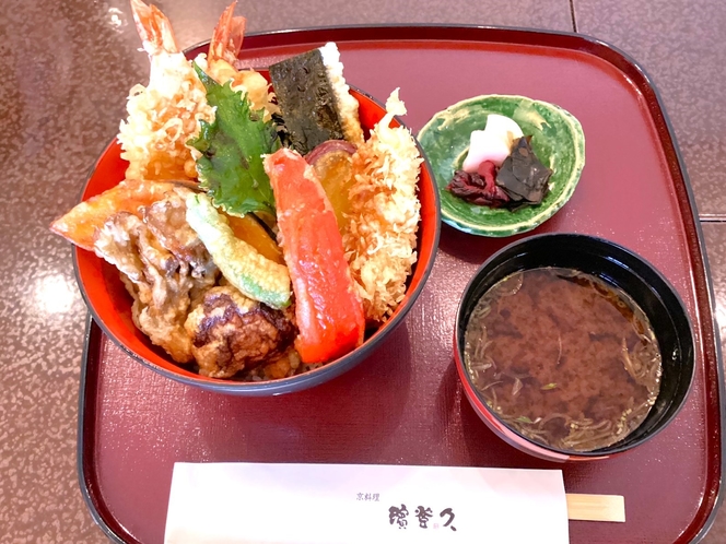 ■＜料理長のおすすめ＞お昼の新メニュー：天ぷら丼（赤出汁・漬物付）
