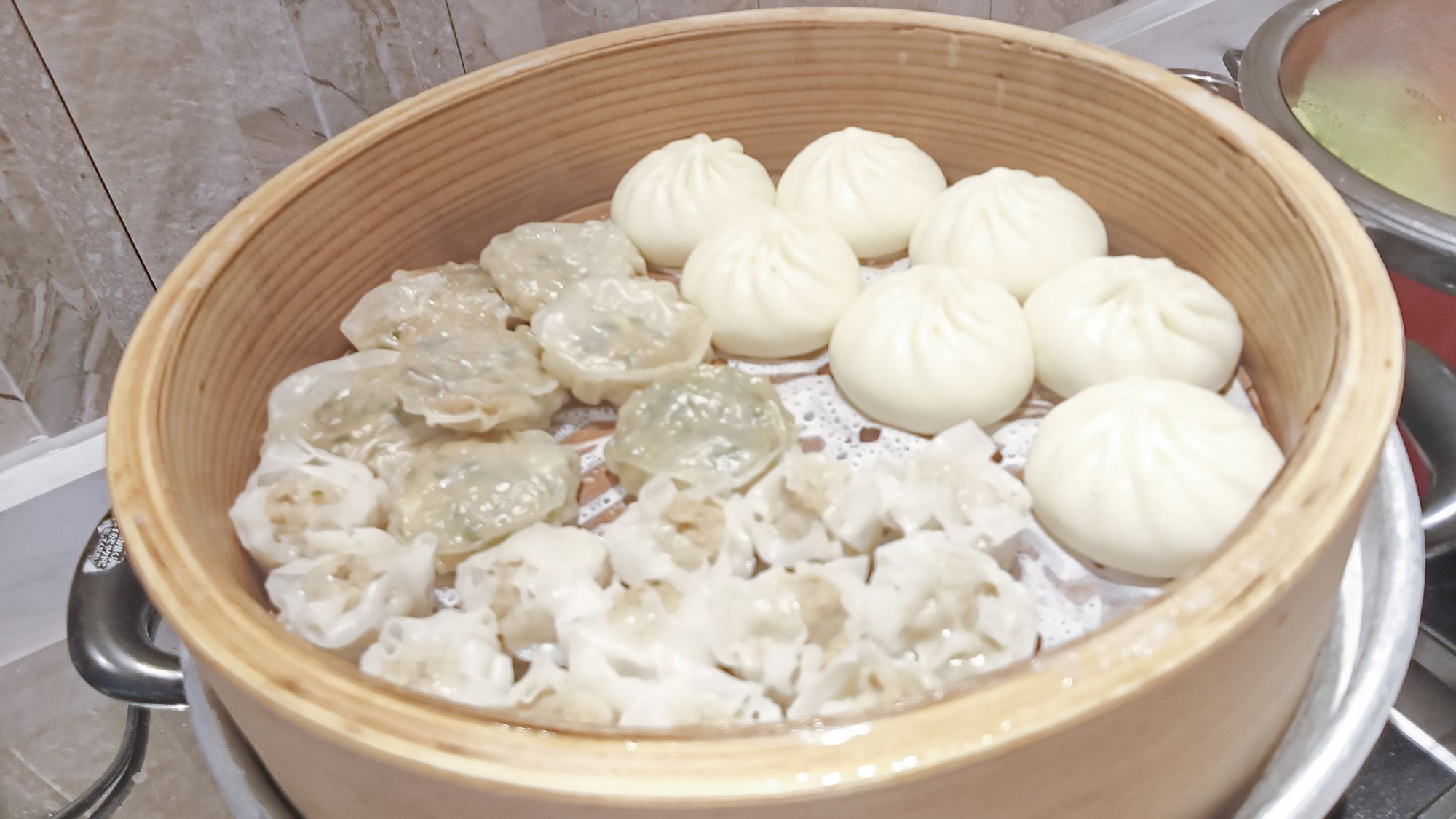 ■食べやすいサイズの肉まんふっくらとした皮と餡の組み合わせが楽しい焼売と香り豊かなニラ饅頭をご用意。