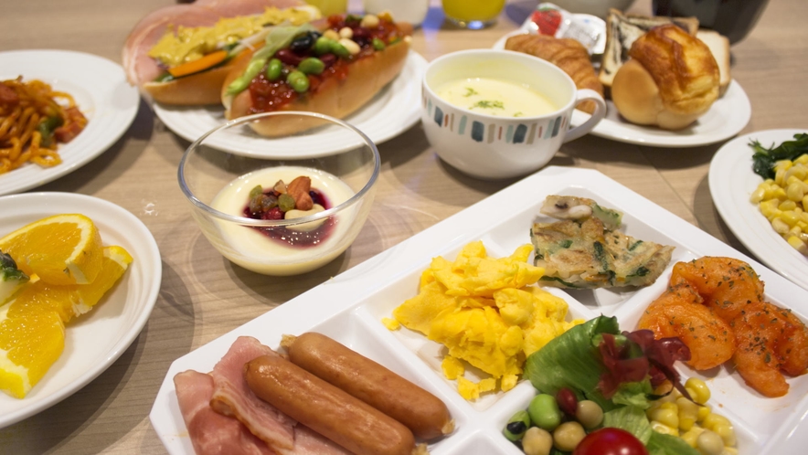 ■朝食バイキング：レストランPATIOでは、パンやサラダ、洋食を中心に約20種類のメニューをご用意。