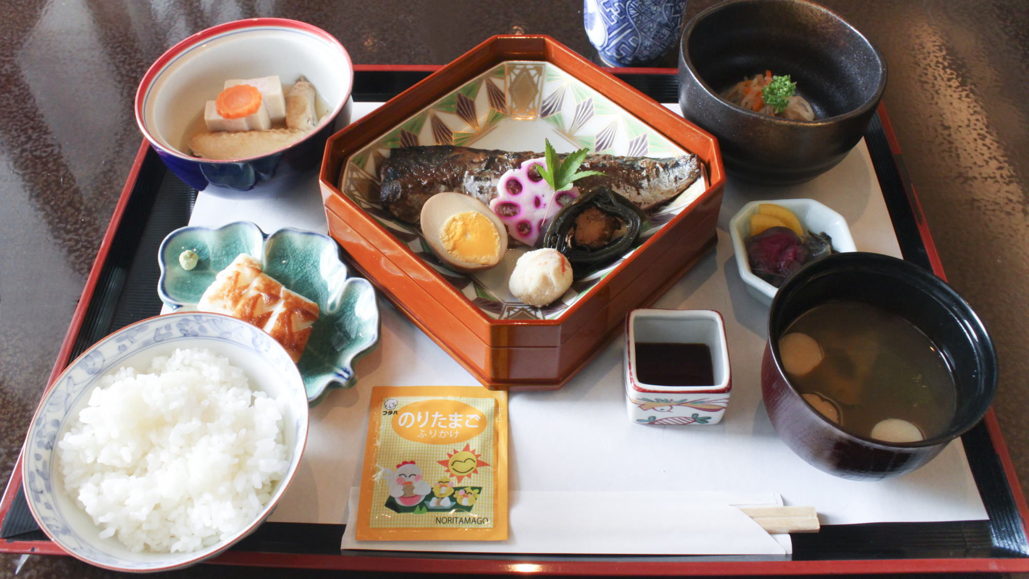■和朝食一例：京料理濱登久にて日替わり御膳をご用意いたしております。