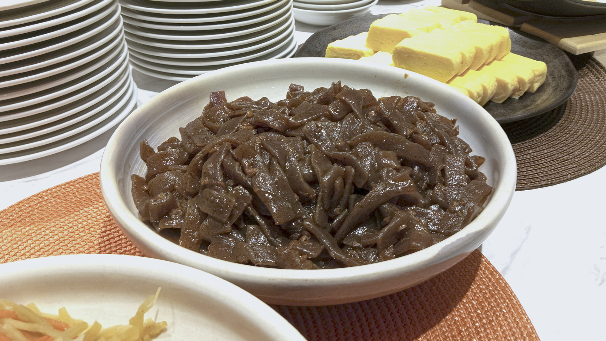 ■こんにゃくの炊いたん、きんぴらごぼう、出し巻きなど 種類豊富な「おばんざい」をご用意しております。