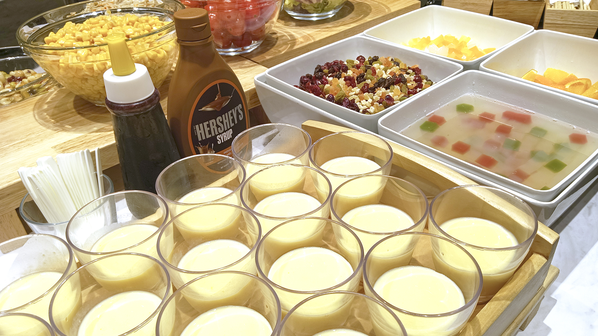 ■カスタマイズできるスイーツ：食後のデザートにオリジナルプリンアラモード作りをお楽しみください！ 