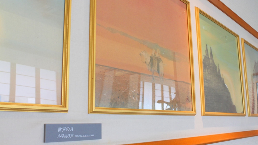 ■店内：旅する画家と呼ばれた小早川秋聲 の絵画が並びます