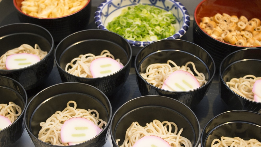 ■１Ｆレストラン「パティオ」朝食バイキング：京都の「出汁」を使ったお蕎麦